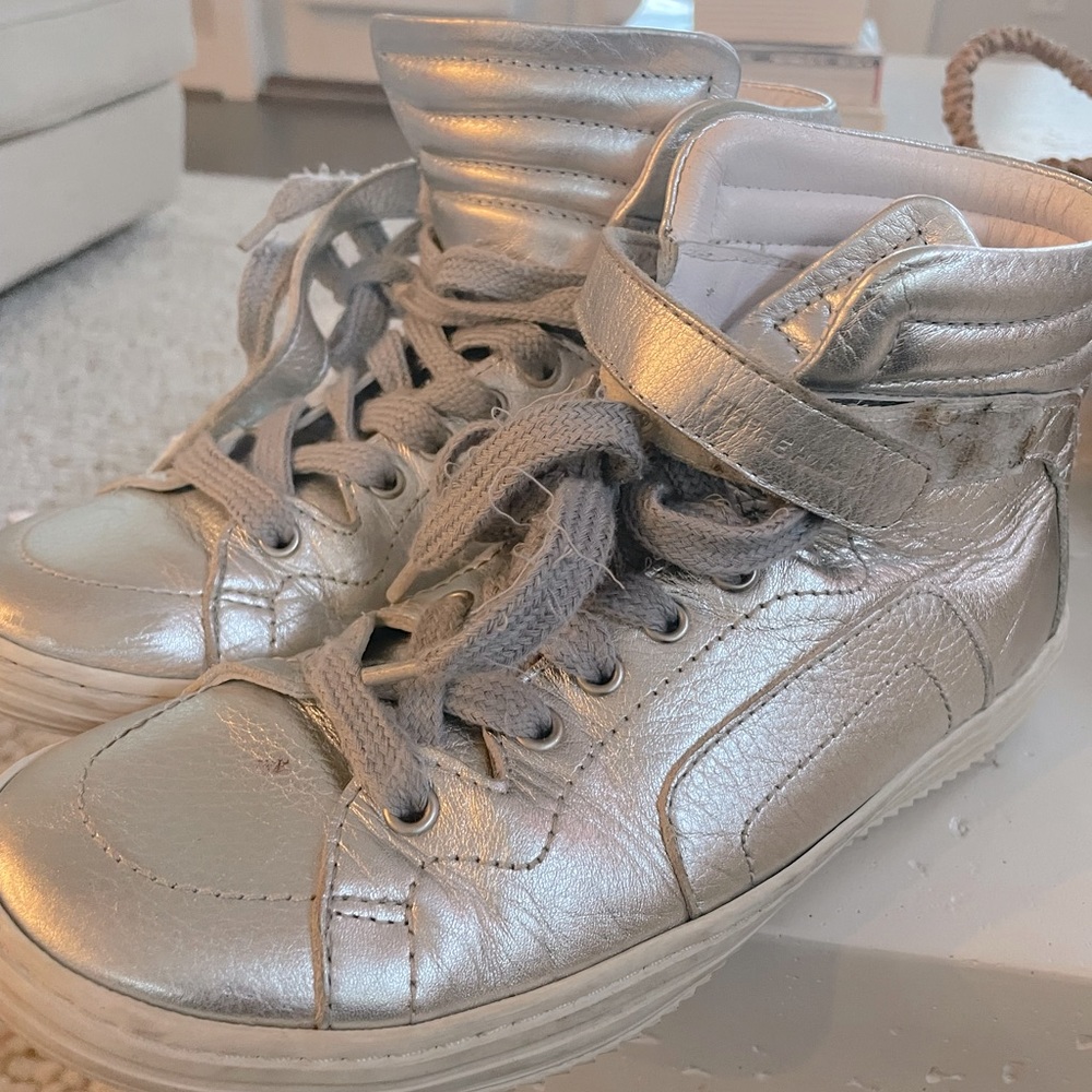 High top leather shoes